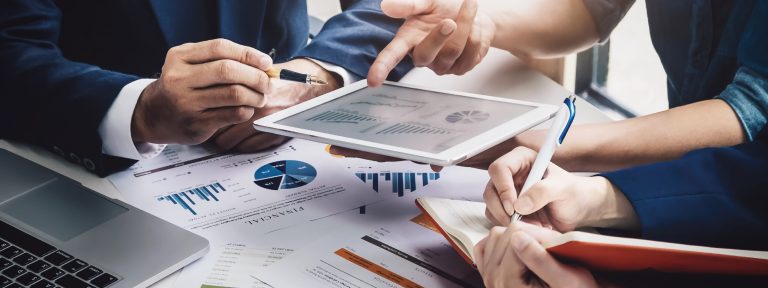 El proceso administrativo moderno tiene diferentes funciones, destacando la planificación, organización, dirección y control