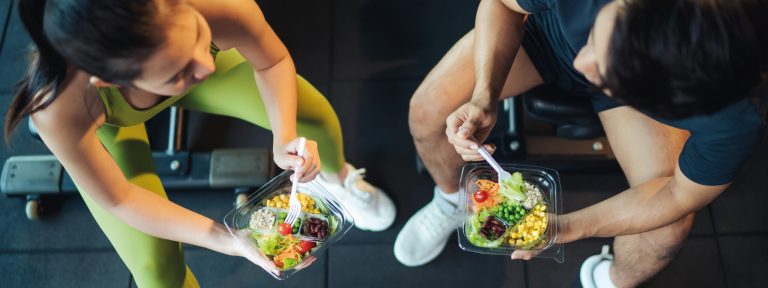 Estudiar para convertirse en nutricionista deportivo.