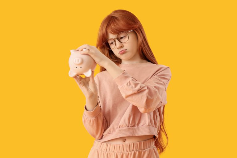 Adolescentes aprendiendo a manejar el dinero con educación financiera.