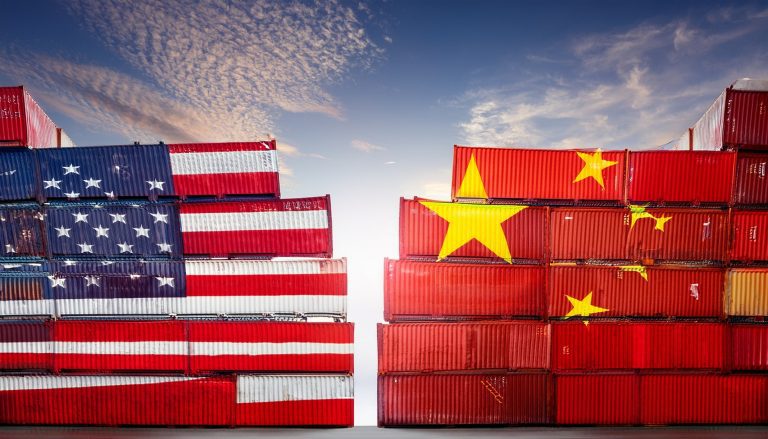 Contenedores de comercio internacional con banderas de México, EE. UU., China y la Unión Europea en un puerto industrial. Aranceles