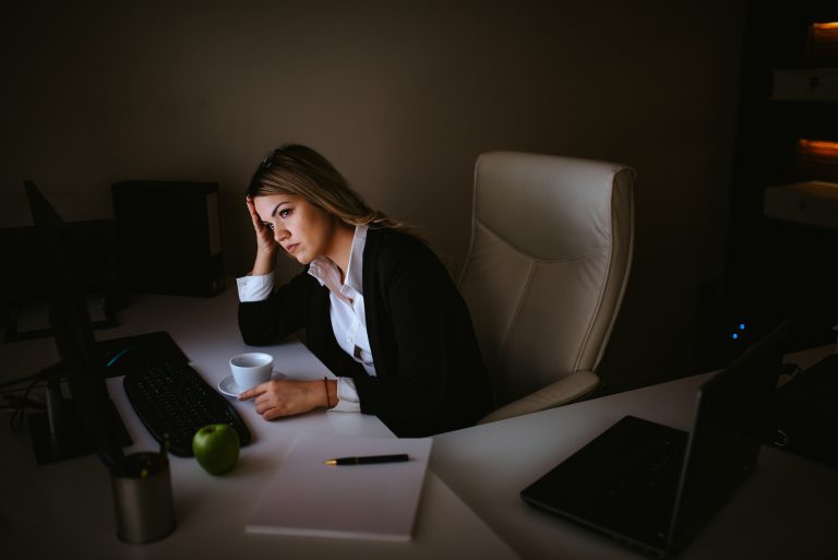 Joven empresario mexicano en sala de juntas, ignorado por directivos mayores, reflejando el reto del liderazgo empresarial joven en México.