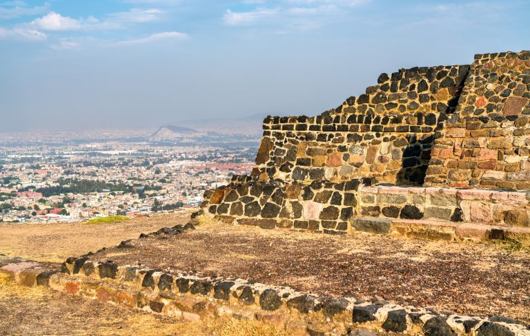 Estudiantes universitarios recorriendo el Cerro de la Estrella en una visita cultural guiada por la Ciudad de México.