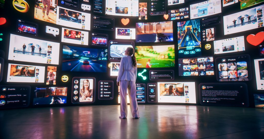 Imagen conceptual de manipulación mediática con televisión rota y elementos digitales simbólicos