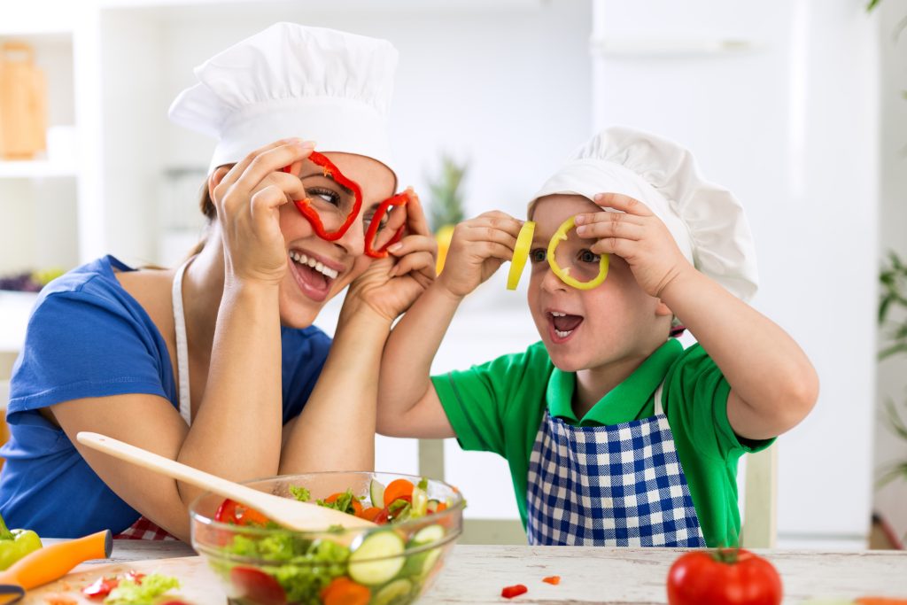Mamá comiendo saludable en un momento de autocuidado nutricional