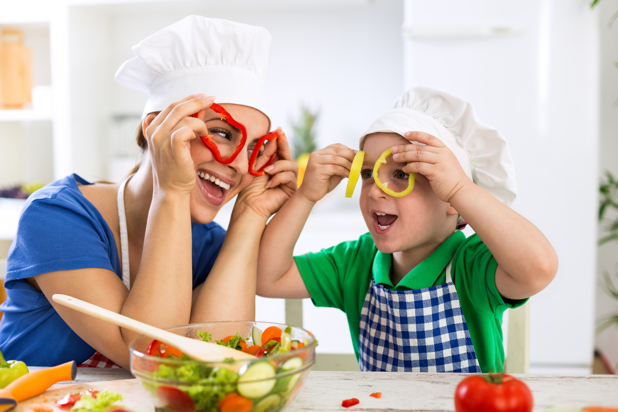 Mamá comiendo saludable en un momento de autocuidado nutricional