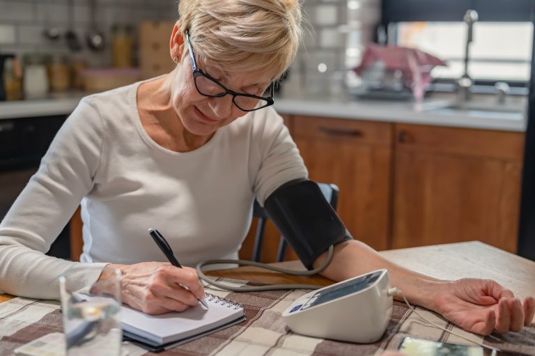 Adulto mayor aprendiendo sobre hipertensión arterial en un taller de educación en salud
