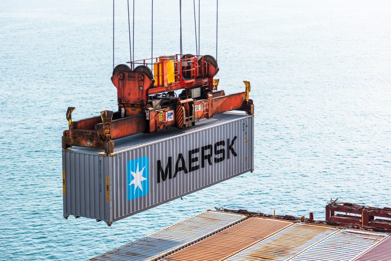 Puerto intermodal con trenes, barcos y camiones como ejemplo de logística intermodal moderna.