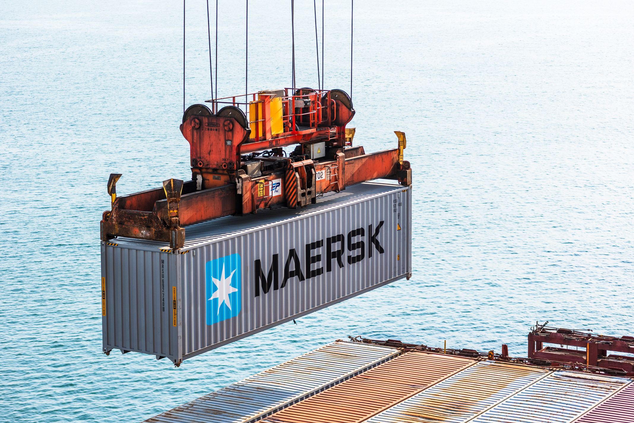 Puerto intermodal con trenes, barcos y camiones como ejemplo de logística intermodal moderna.
