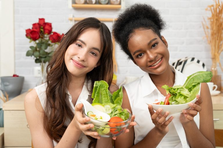 Estudiantes universitarios comiendo saludablemente y derribando mitos de la nutrición