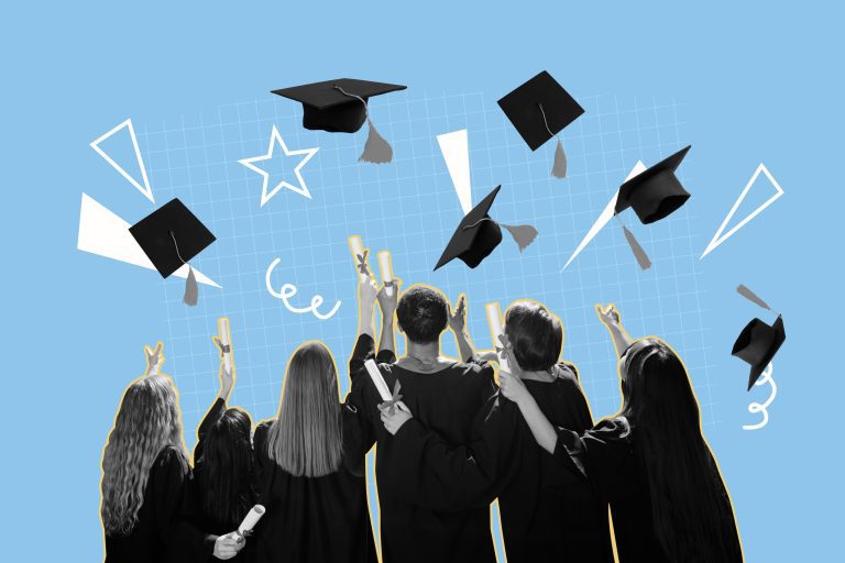 Estudiante creativa tomando notas en un espacio acogedor, buscando licenciatura