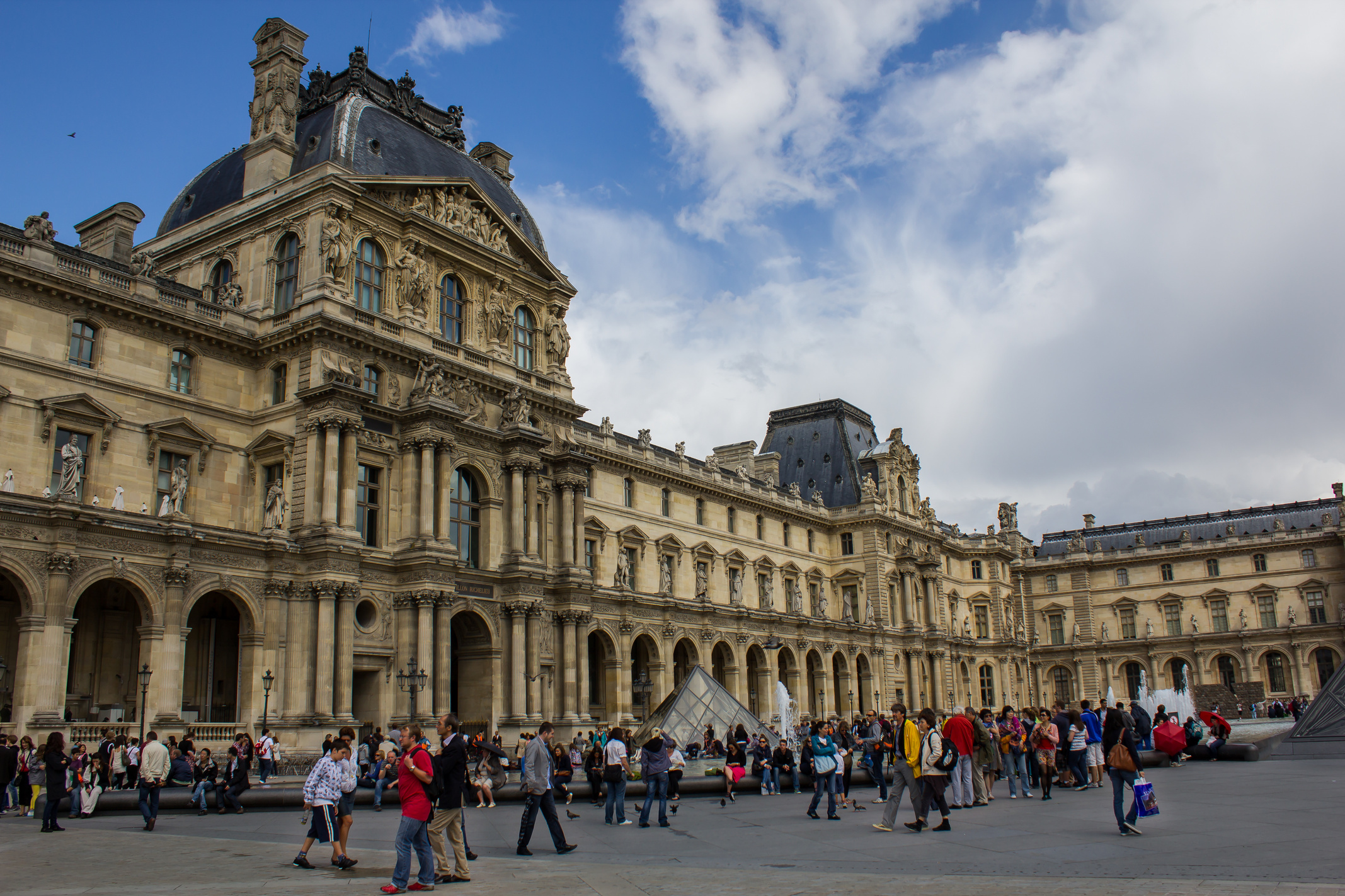 Turistas frente al Louvre cerrado por protesta laboral, símbolo del impacto del turismo masivo.
