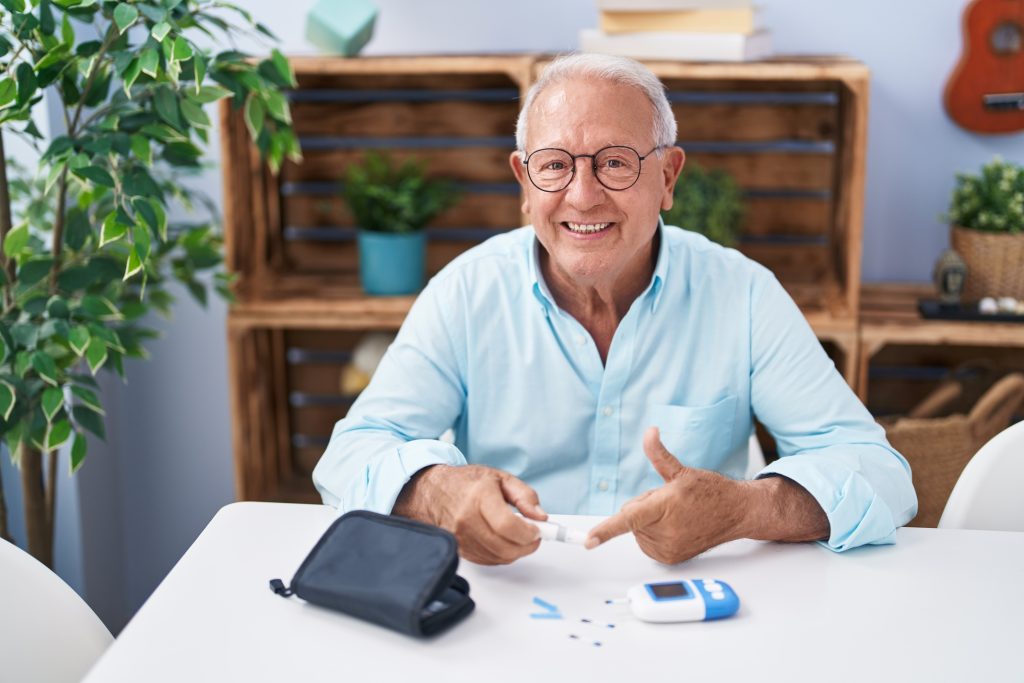 Adulto mayor con diabetes tipo 2 revisando su plan de tratamiento con un nutriólogo.