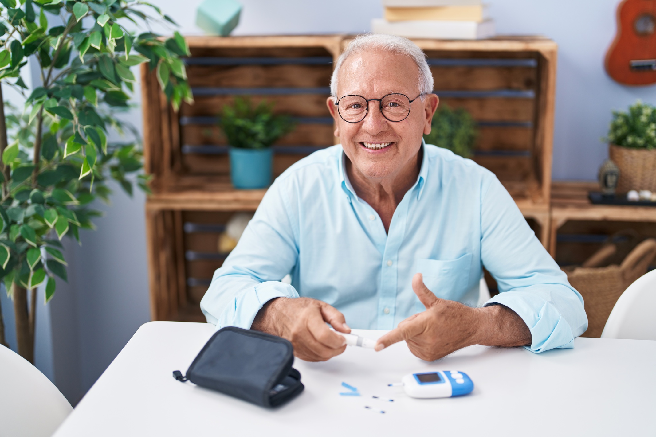Adulto mayor con diabetes tipo 2 revisando su plan de tratamiento con un nutriólogo.