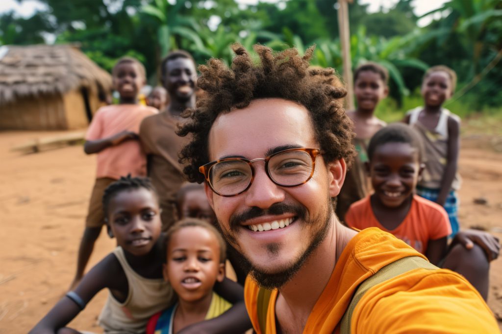 Estudiante con niños en un entorno multicultural e interculturalidad en la Universidad Intercontinental
