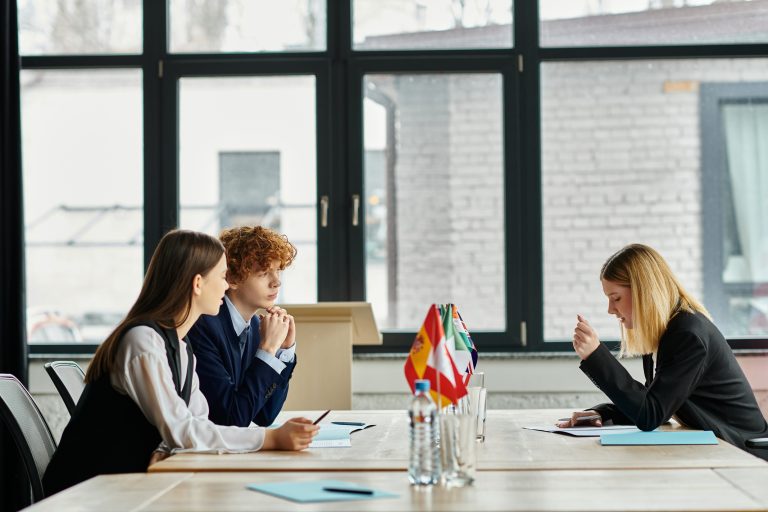 Estudiantes en simulación de relaciones comerciales internacionales usando enfoques pedagógicos activos