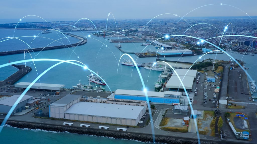 Planta industrial en México con contenedores y conexión logística global para ilustrar el potencial del nearshoring