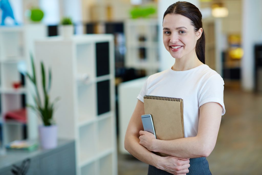 Estudiante de RCI realizando prácticas profesionales en un entorno empresarial real.