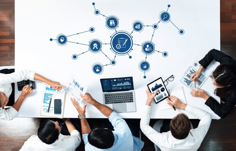 Equipo de profesionales implementando sistemas de control interno en pymes