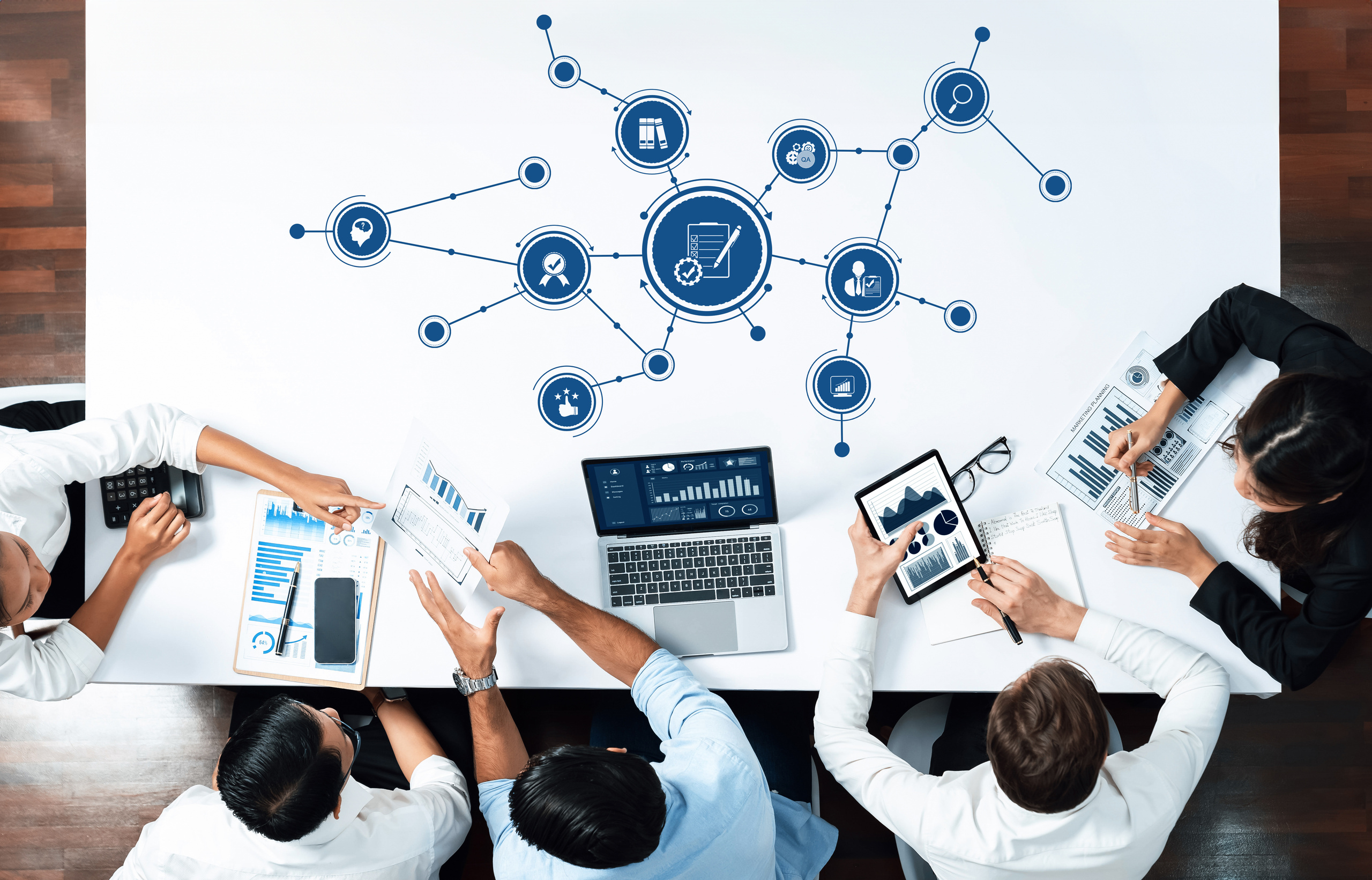 Equipo de profesionales implementando sistemas de control interno en pymes