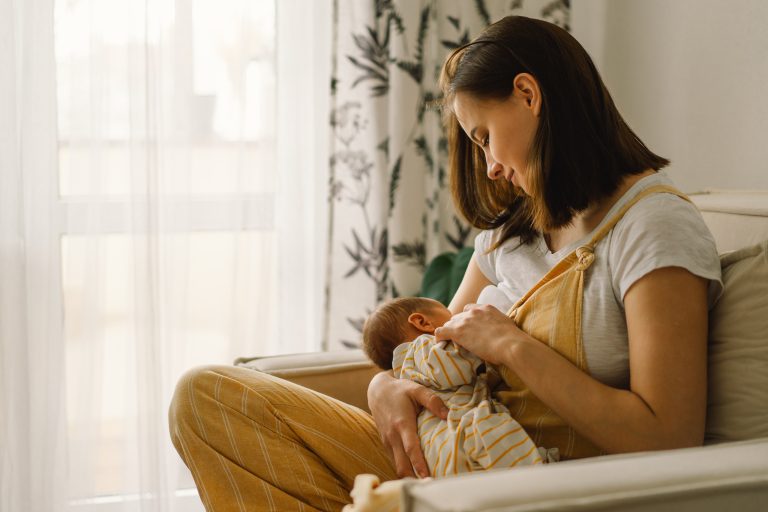 Madre lactando a su bebé como parte de la Semana Mundial de la Lactancia Materna, promoviendo salud y sostenibilidad.