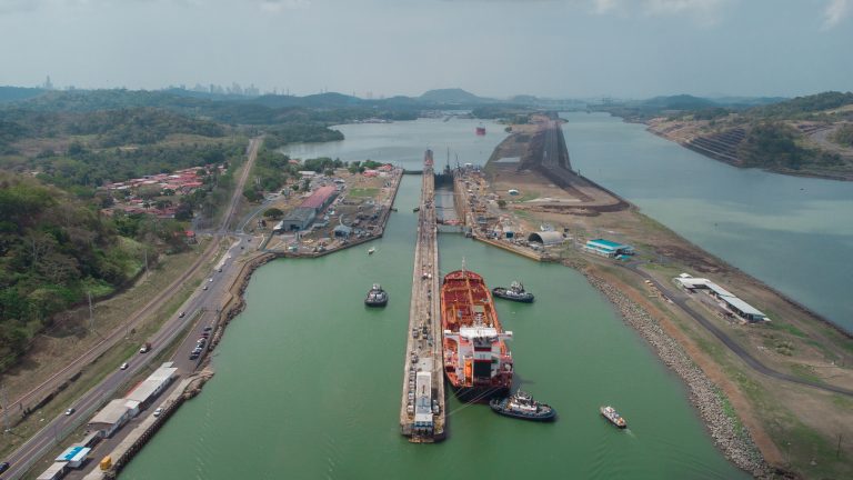 Vista aérea del Canal de Panamá con barcos en tránsito, clave para el comercio internacional.