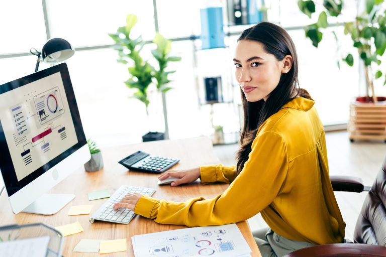 Profesional analizando estados financieros para evaluar el desempeño empresarial y apoyar decisiones estratégicas en 2025