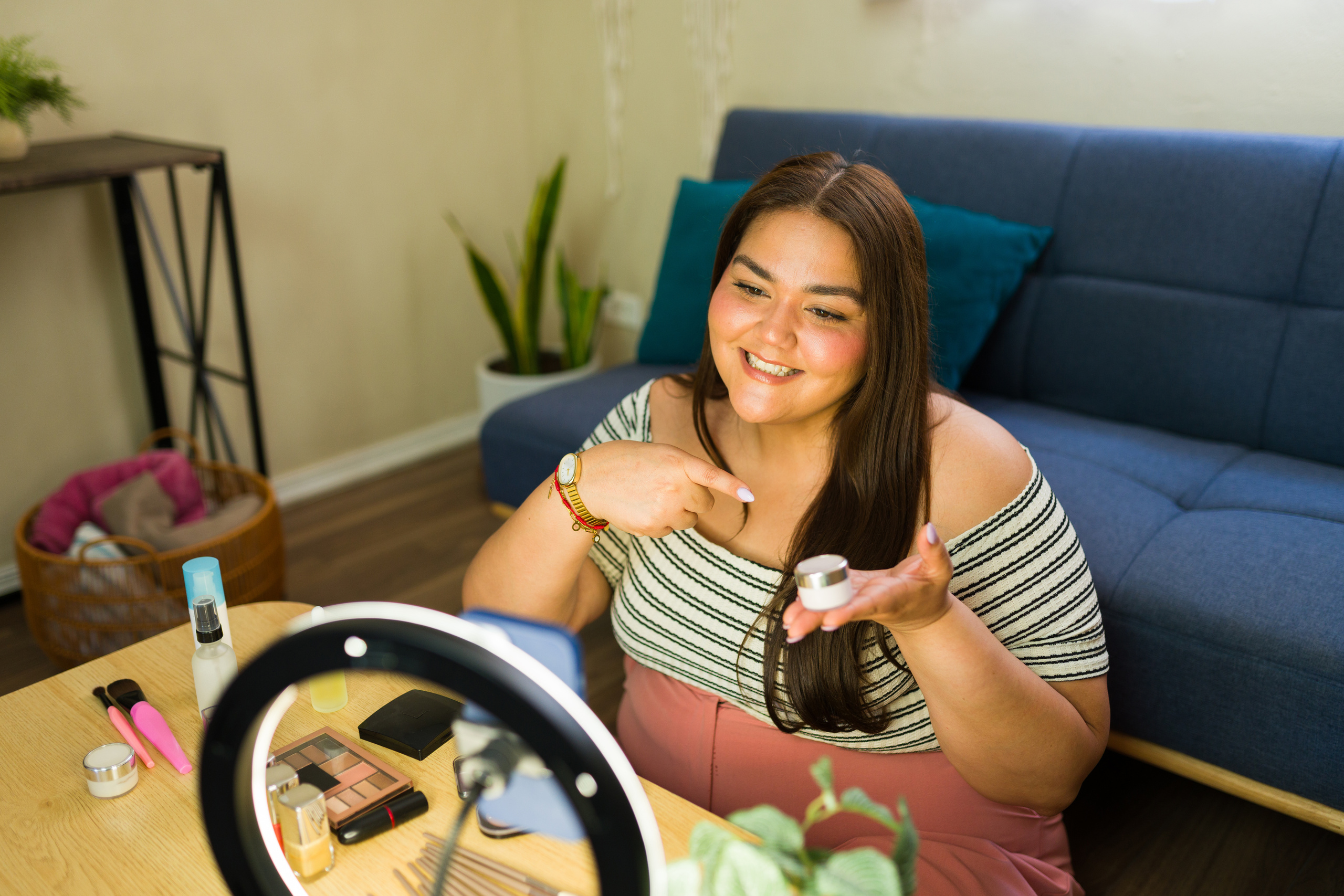Creadora de contenido aplicando storyselling para conectar con su audiencia en redes sociales