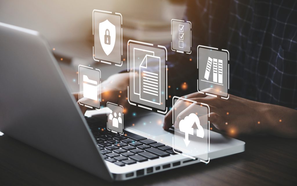 Laptop con gráficas digitales y comprobantes fiscales electrónicos que representan la digitalización fiscal en México y el SAT
