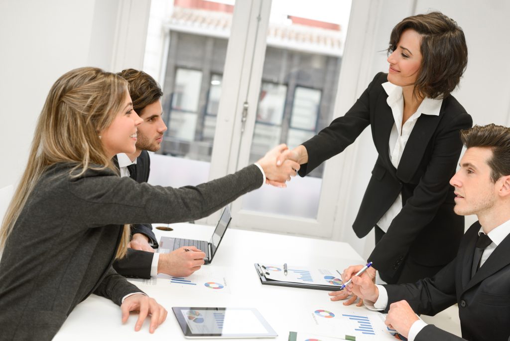 Equipo de trabajo colaborando en torno a valores de cultura organizacional en una empresa moderna.