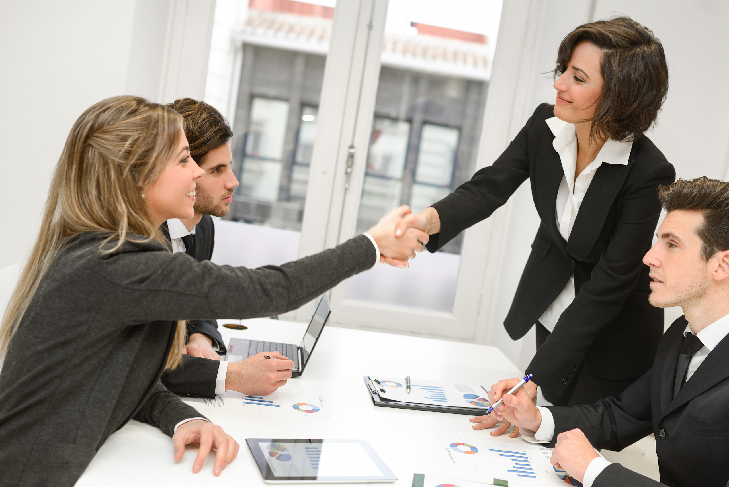 Equipo de trabajo colaborando en torno a valores de cultura organizacional en una empresa moderna.