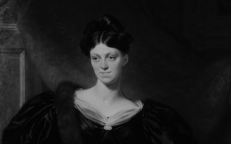 Retrato de Harriet Martineau, pionera de la Sociología y de la Sociología de la Educación, con libros y símbolos académicos.