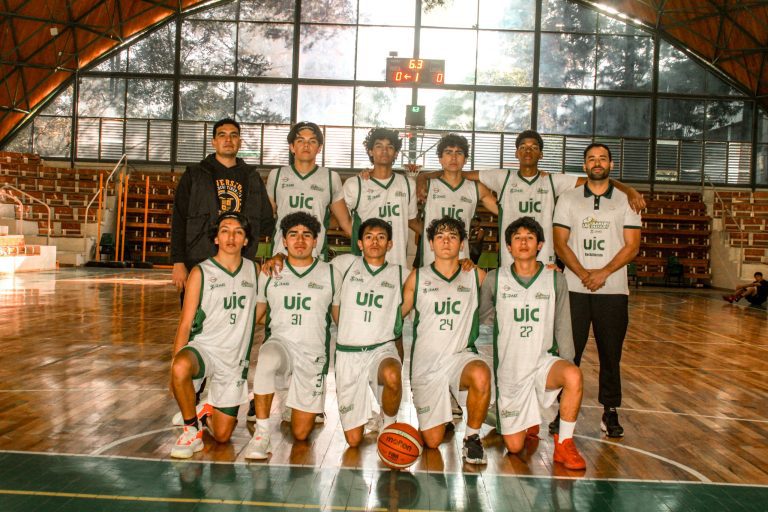 Equipo representativo UIC, combina deporte y estudio para mejorar su rendimiento académico y bienestar.