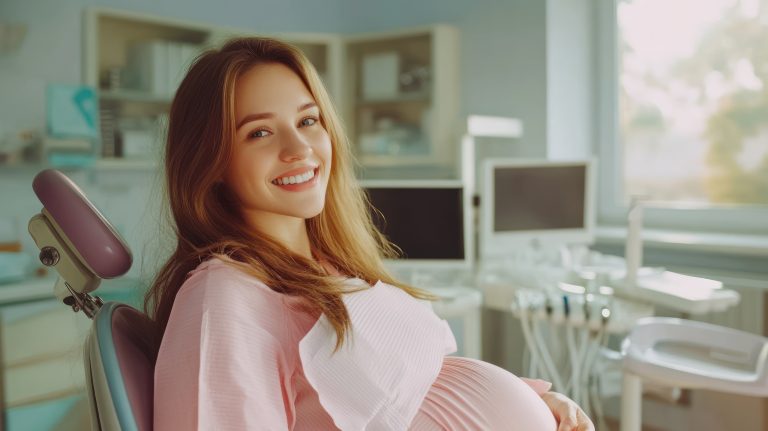 Mujer embarazada recibiendo atención dental preventiva durante el embarazo.