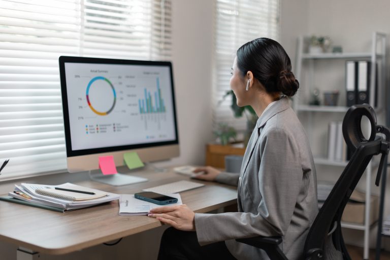 Contador analizando criptomonedas y obligaciones fiscales en México con enfoque contable y digital.