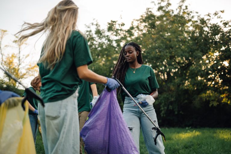 Estudiantes mexicanos promoviendo la sostenibilidad en la universidad con prácticas ecológicas