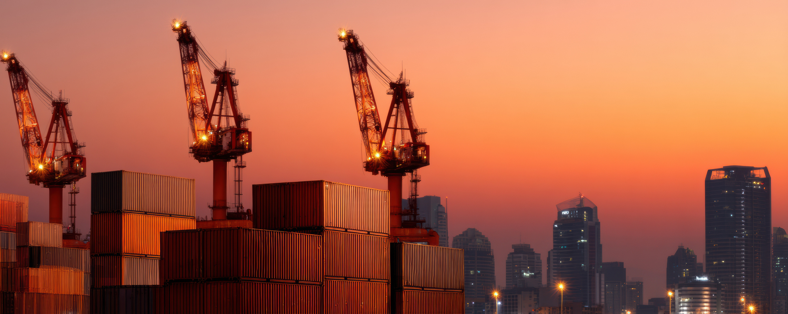Vista aérea de parque industrial en México con fábricas y contenedores, símbolo del crecimiento del nearshoring en México.