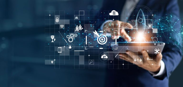 Colaborador de una pyme mexicana usando herramientas digitales para gestión y ventas