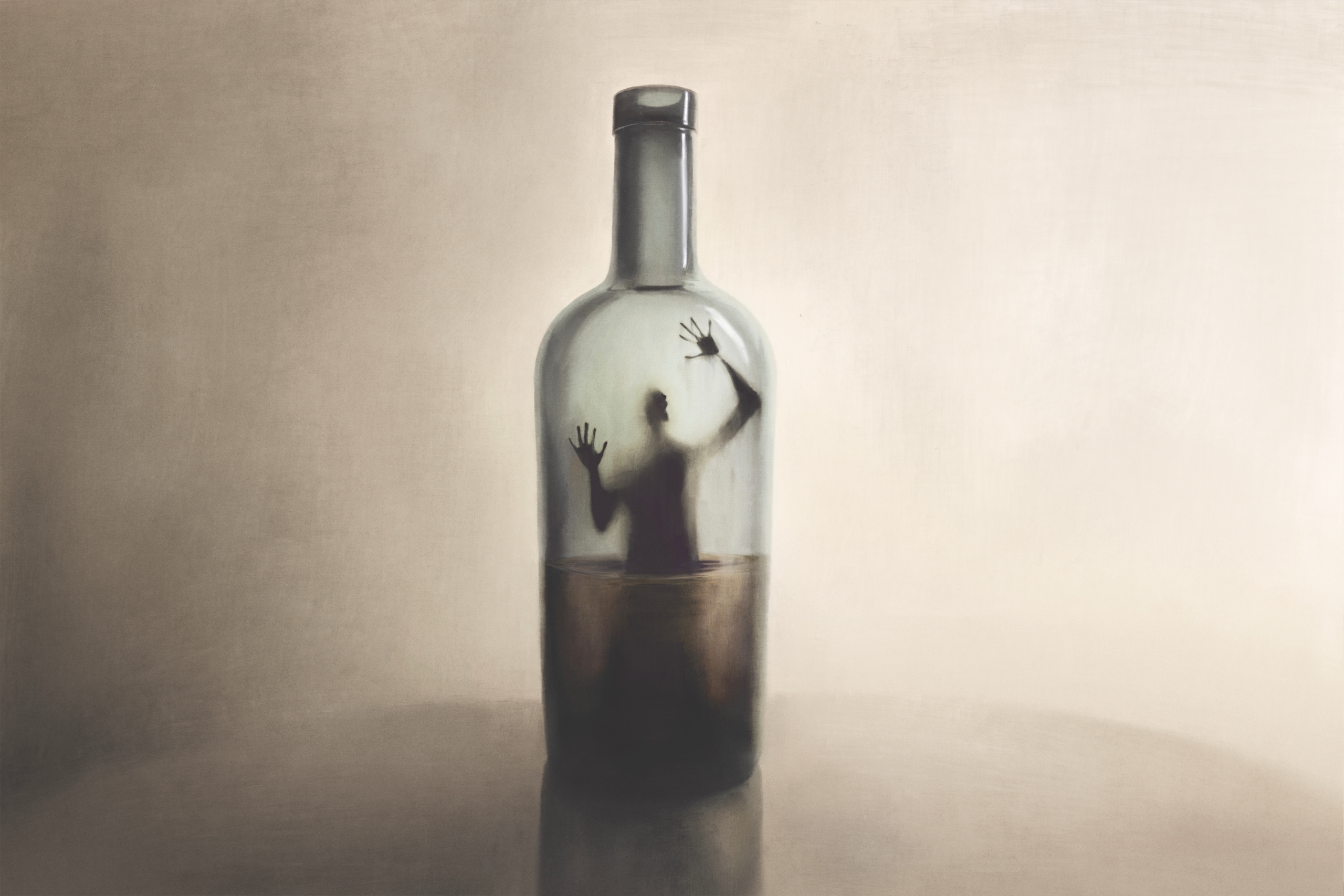 Psicólogo aplicando principios de las ciencias del comportamiento para prevenir la recaída al consumo de alcohol.