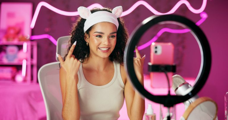 Influencer recomendando productos en redes sociales como parte de una estrategia de influence marketing.