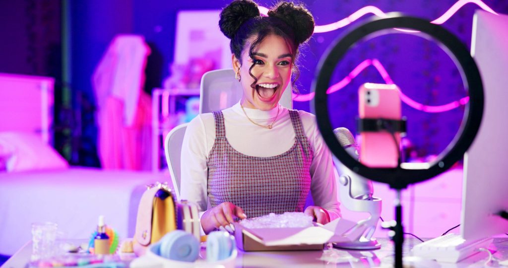 Estudiante universitaria creando contenido como influencer con formación académica sólida.