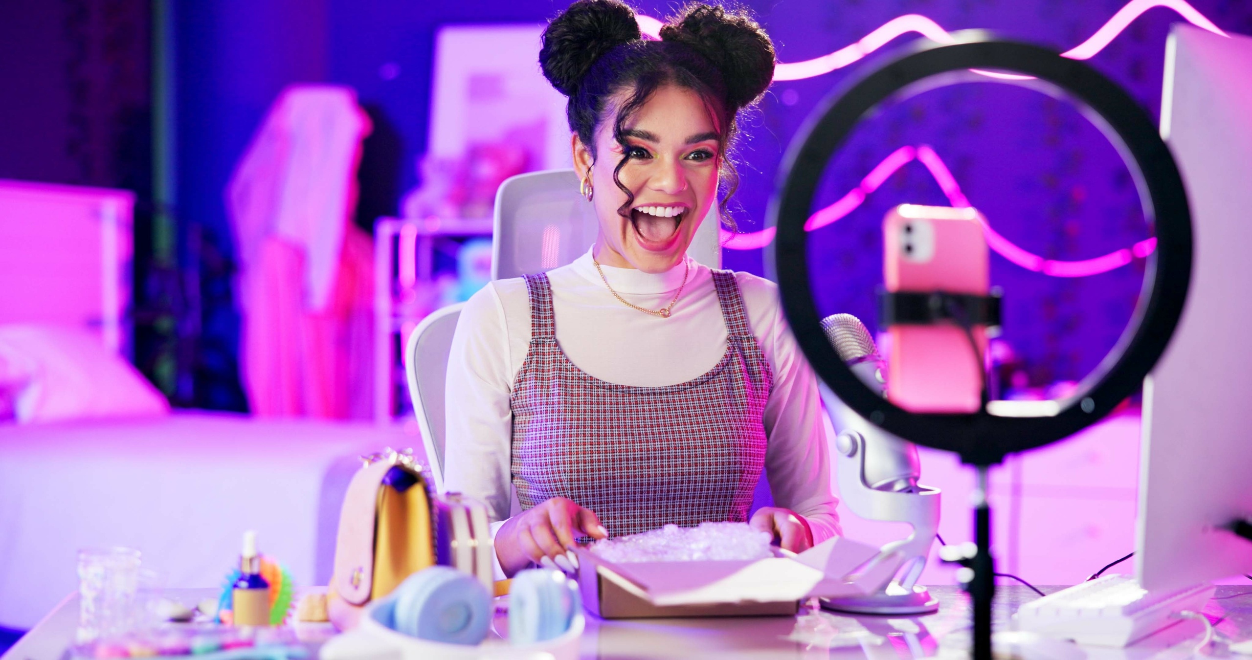 Estudiante universitaria creando contenido como influencer con formación académica sólida.