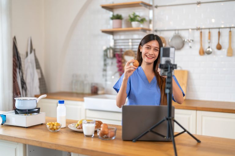Influencer en nutrición comparte contenido saludable en redes sociales con base científica.