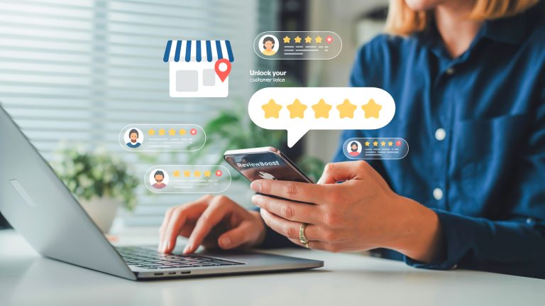 Persona usando smartphone con íconos de TikTok, Instagram y un carrito de compras que representan el social commerce.