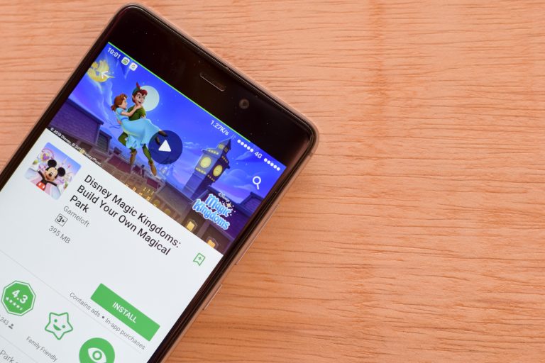 Operación logística de Disney que integra tecnología, digitalización y experiencia del cliente en sus parques temáticos.