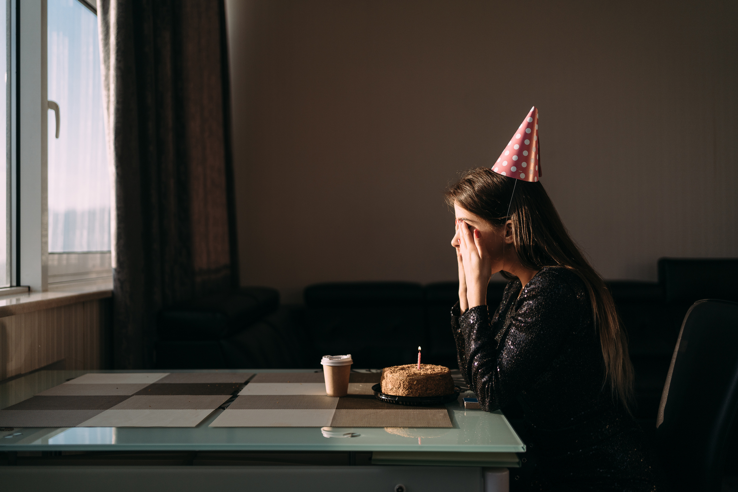 Persona experimentando tristeza posfiesta tras una celebración, simbolizando el reajuste emocional y neurológico.