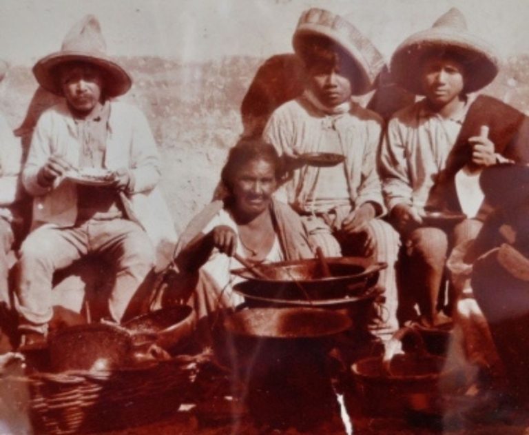 Soldadera mexicana preparando comida durante la Revolución, símbolo de la alimentación del pueblo y la identidad nacional.