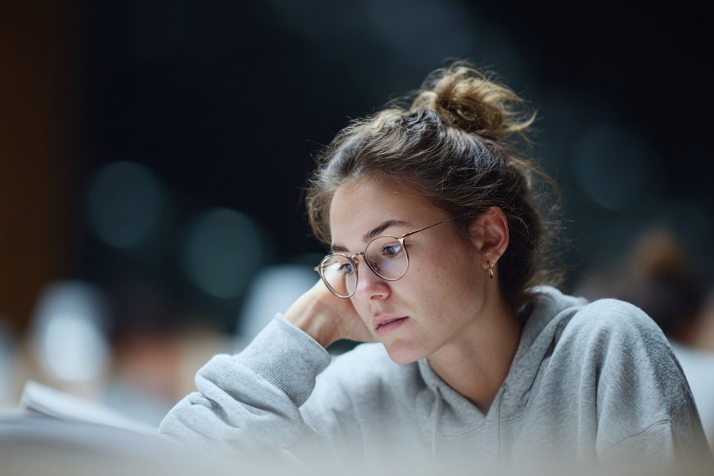 Joven frente a un laberinto simbólico que representa la elección de carrera en México.