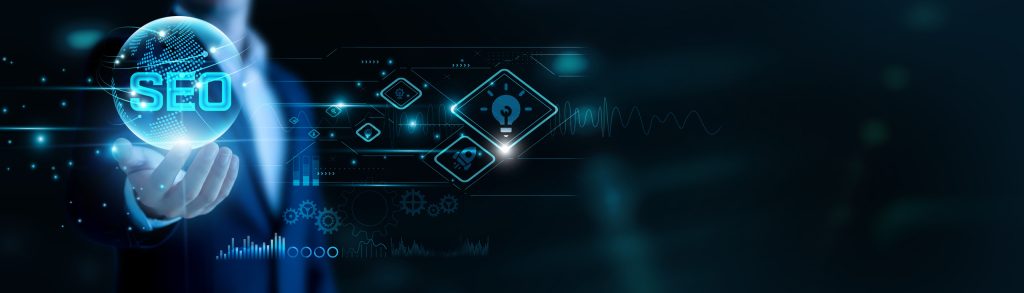 Estudiantes de mercadotecnia aprendiendo palabras clave de marketing en clase universitaria.