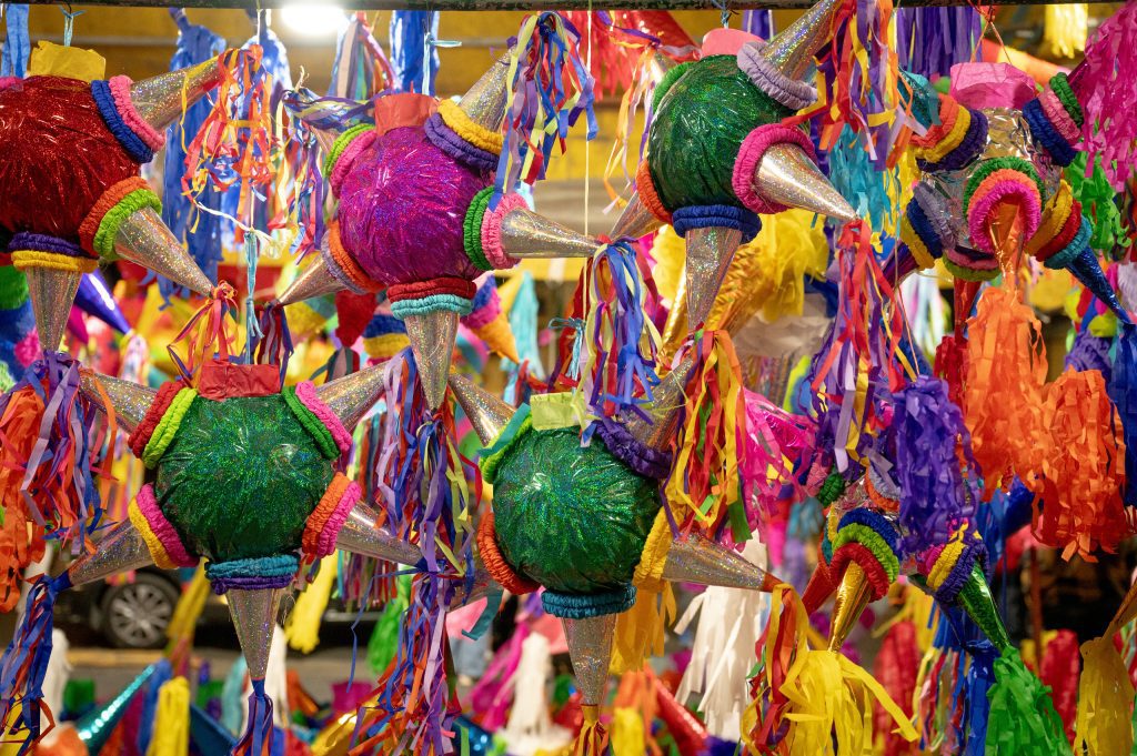 Piñata mexicana artesanal frente a productos importados en el comercio global