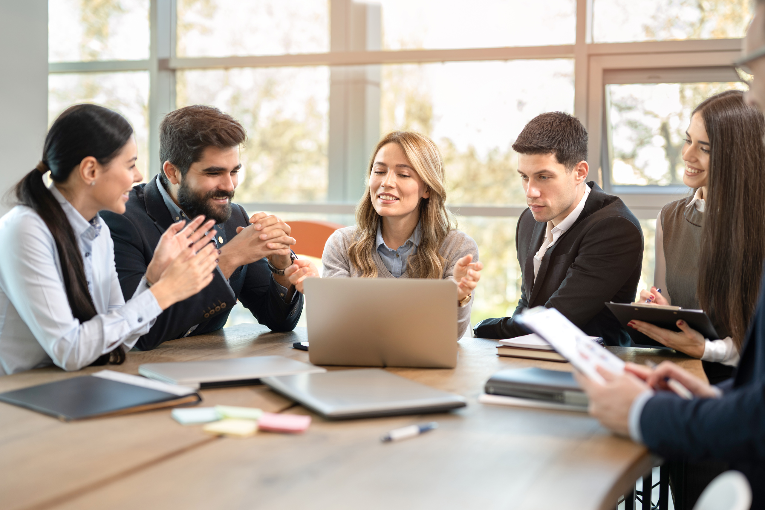 planeación estratégica comercial y análisis de resultados empresariales.